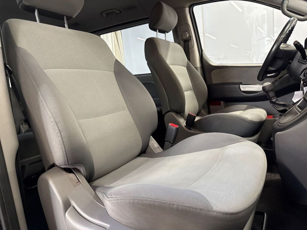 Hyundai H-1 2010 Musta