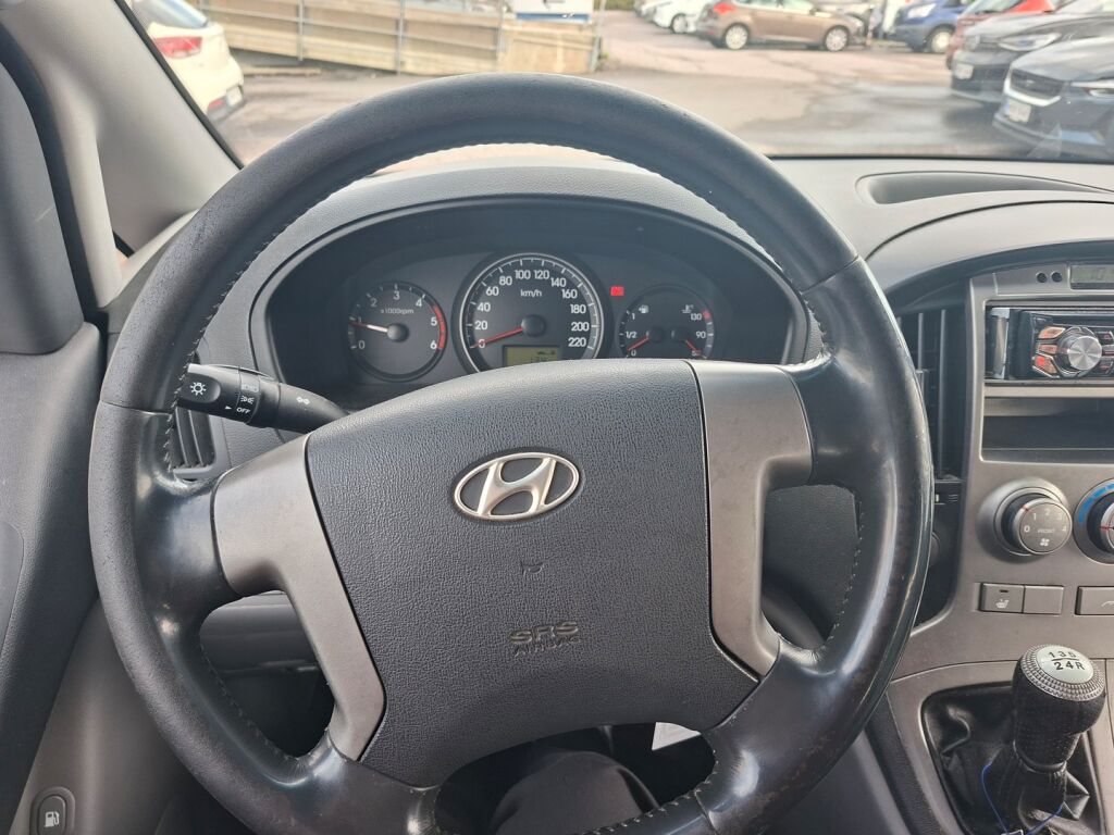 Hyundai H-1 2010 Musta
