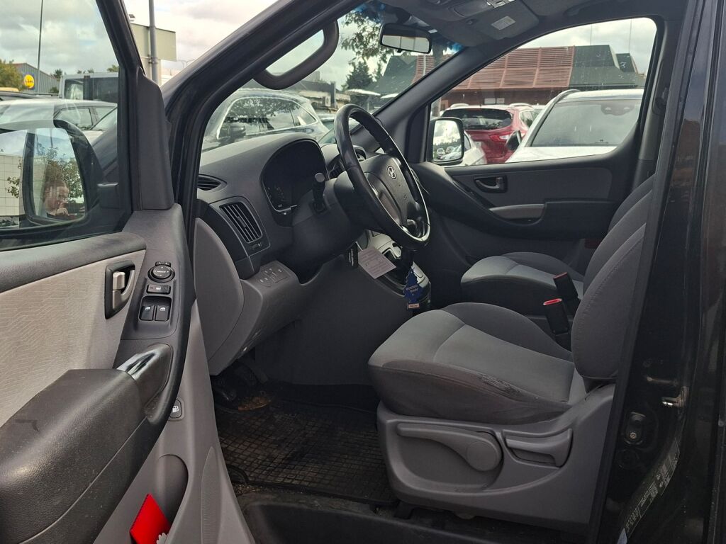 Hyundai H-1 2010 Musta