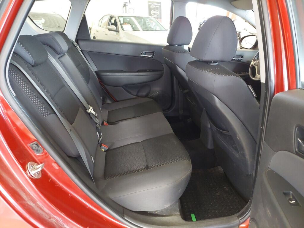 Hyundai i30 2011 Punainen
