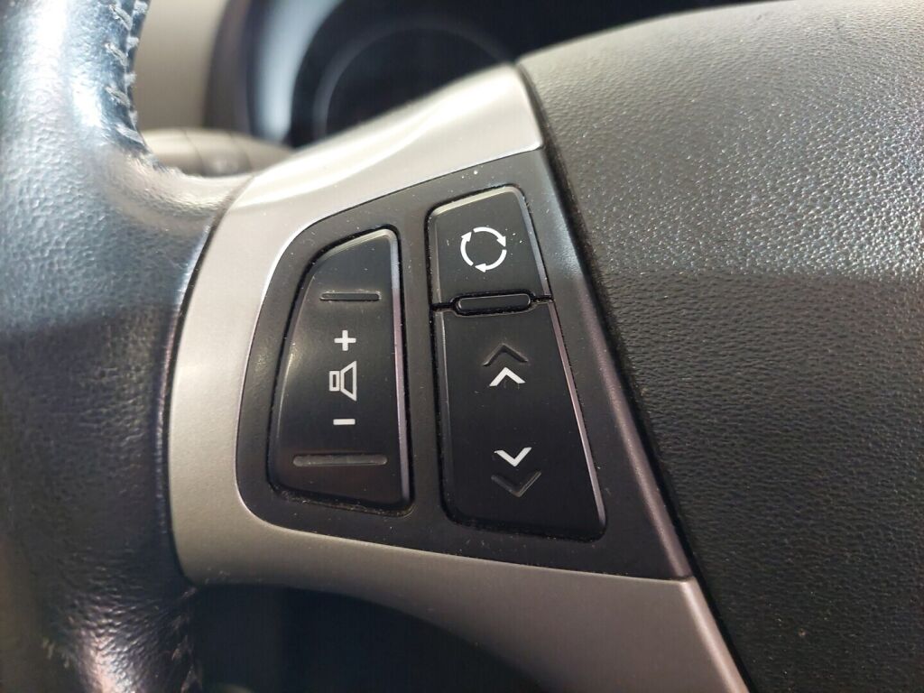 Hyundai i30 2011 Punainen