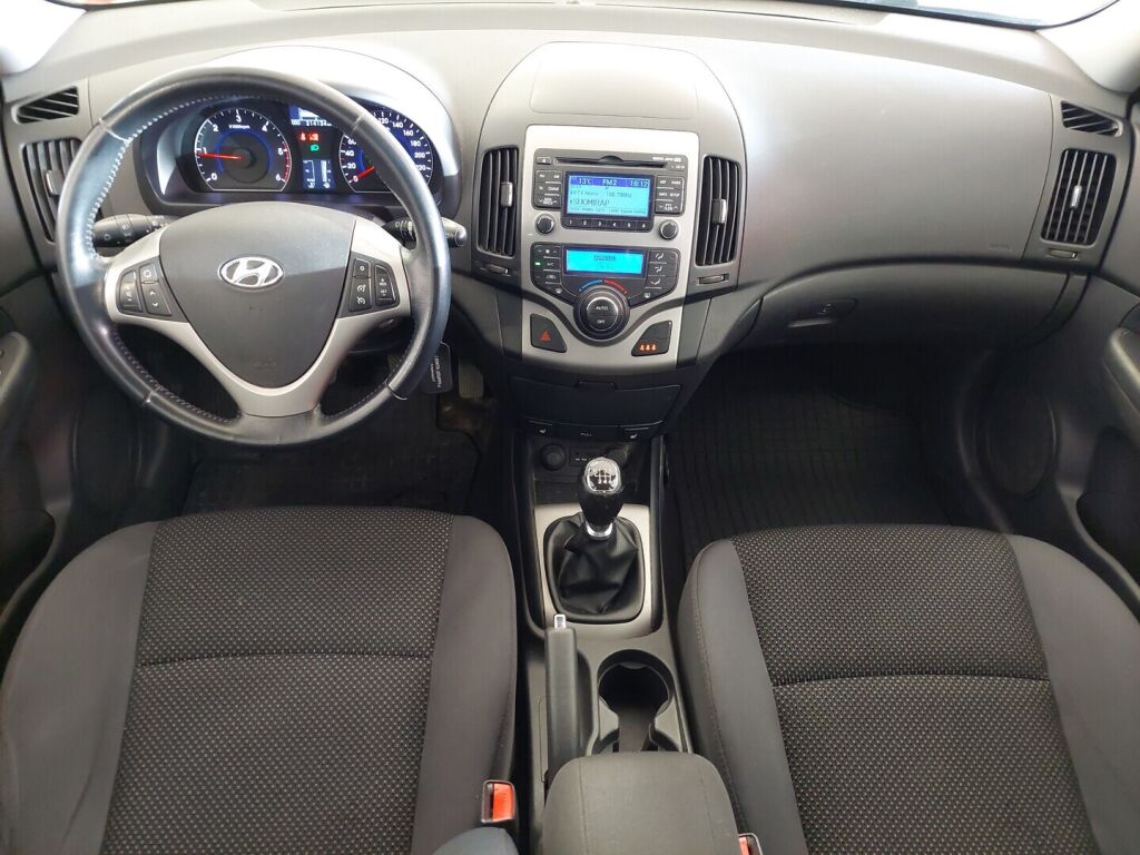 Hyundai i30 2011 Punainen