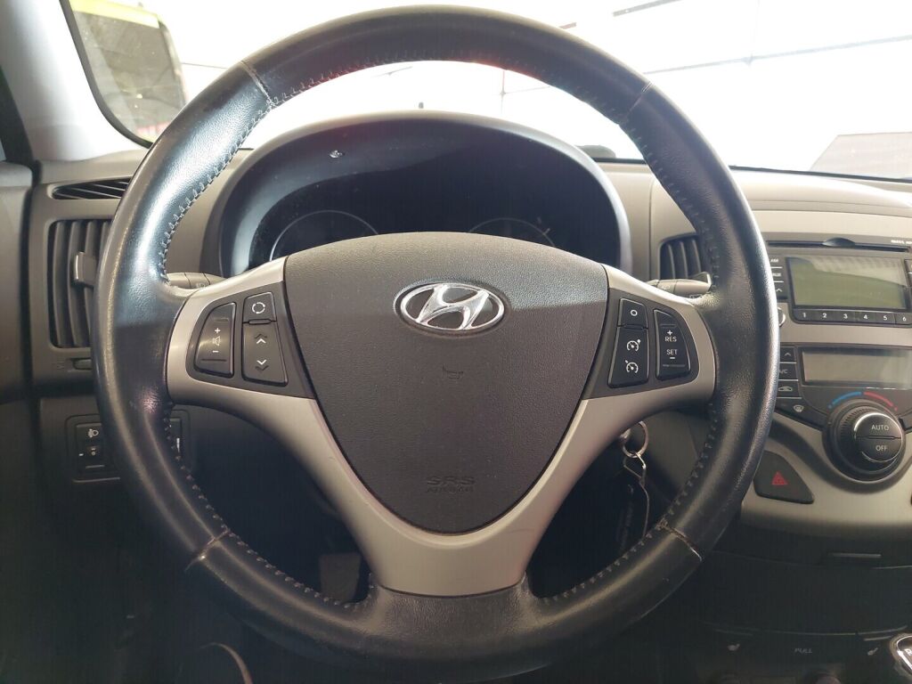 Hyundai i30 2011 Punainen