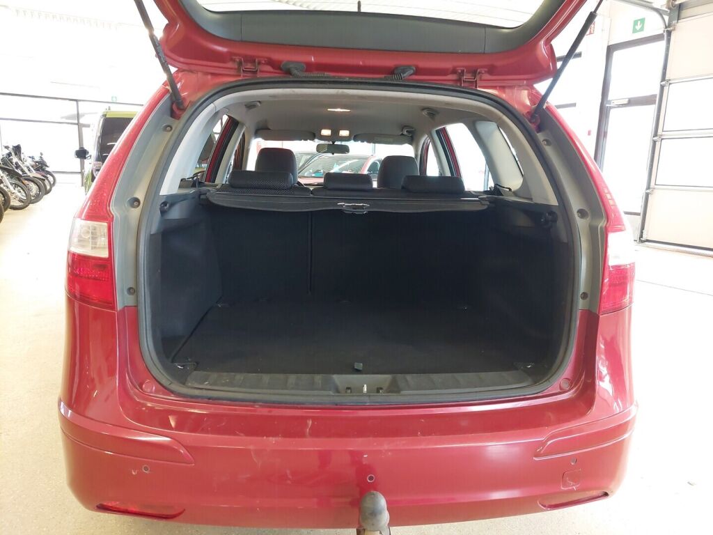 Hyundai i30 2011 Punainen