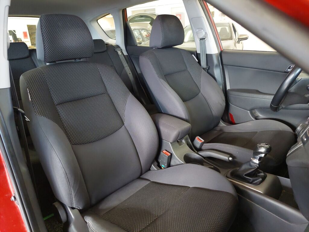 Hyundai i30 2011 Punainen