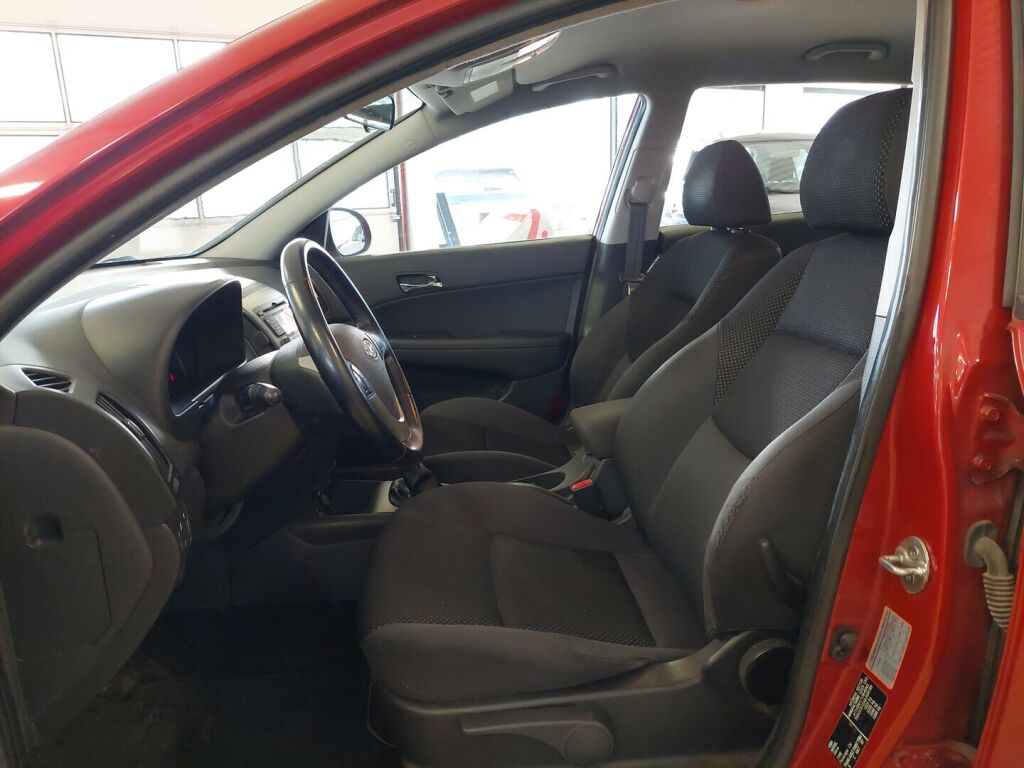 Hyundai i30 2011 Punainen