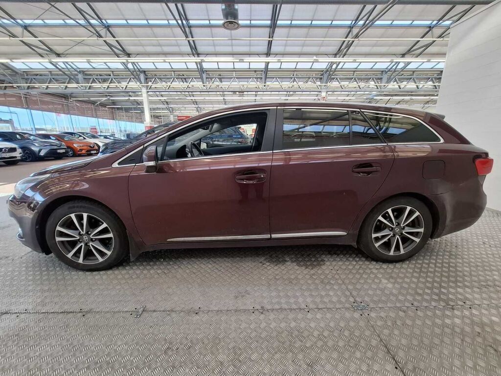 Toyota Avensis 2012 Punainen
