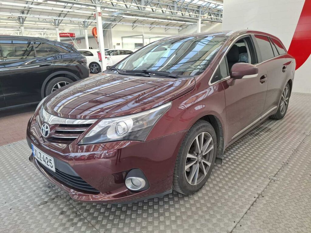 Toyota Avensis 2012 Punainen