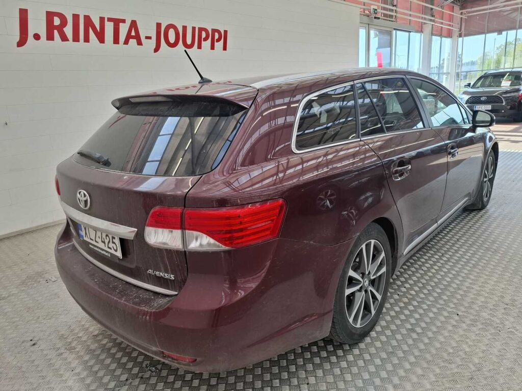 Toyota Avensis 2012 Punainen