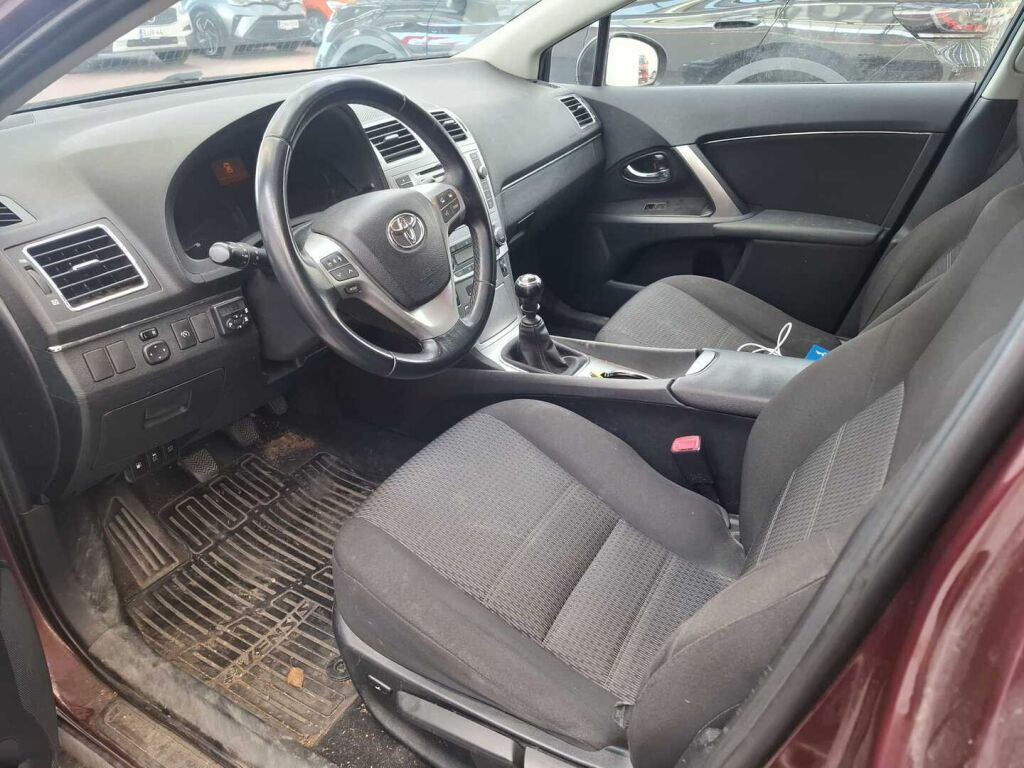 Toyota Avensis 2012 Punainen