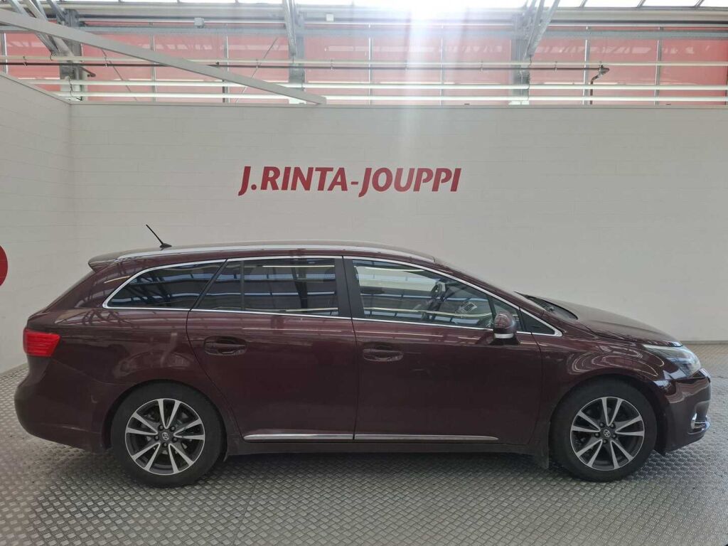 Toyota Avensis 2012 Punainen