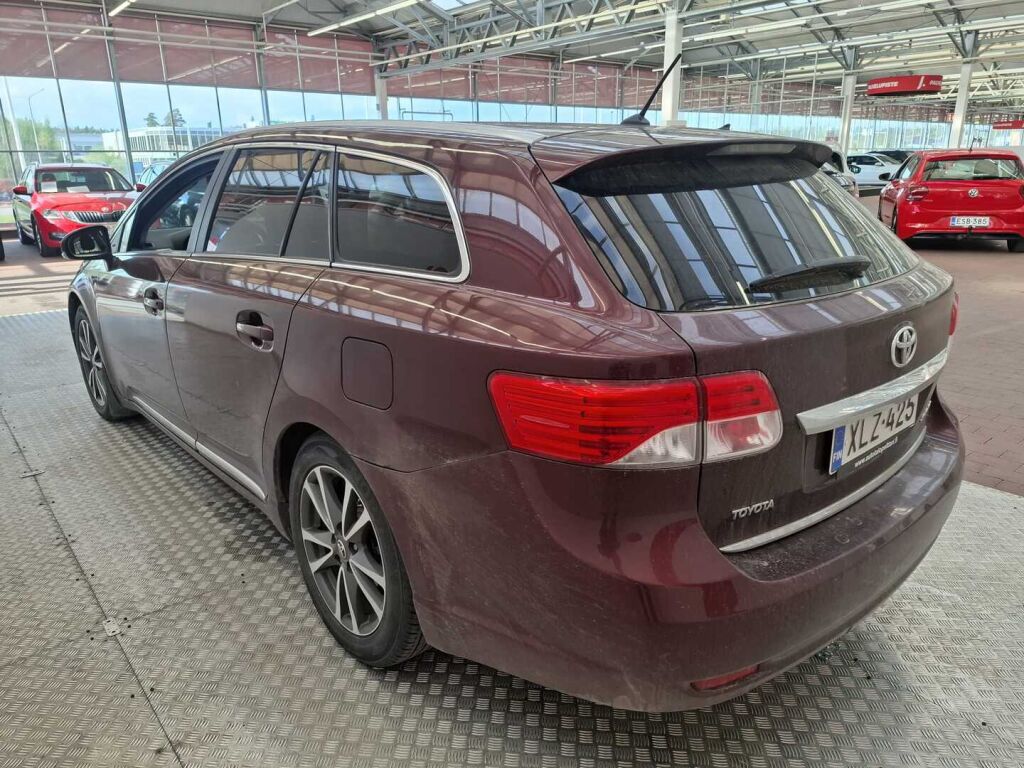 Toyota Avensis 2012 Punainen