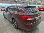 Toyota Avensis 2012 Punainen