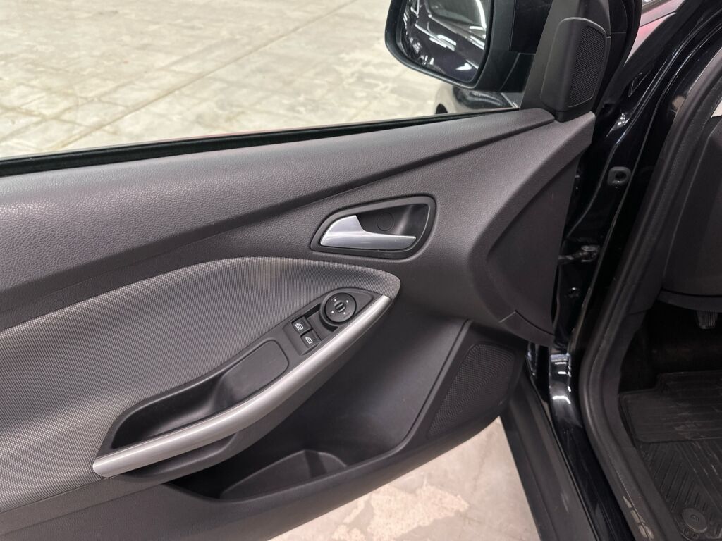 Ford Focus 2012 Musta