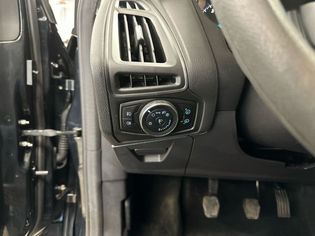 Ford Focus 2012 Musta