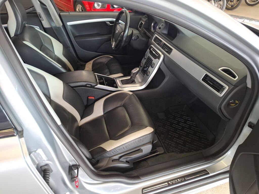 Volvo V70 2012 Harmaa
