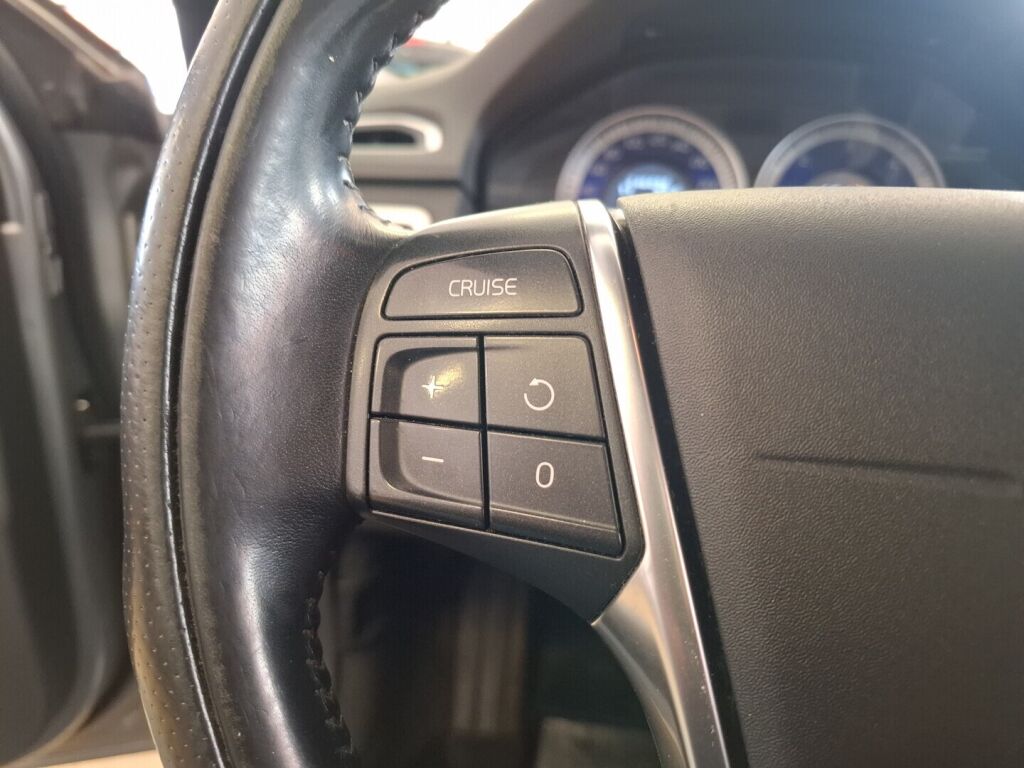 Volvo V70 2012 Harmaa