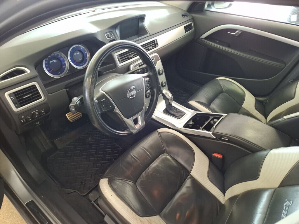 Volvo V70 2012 Harmaa