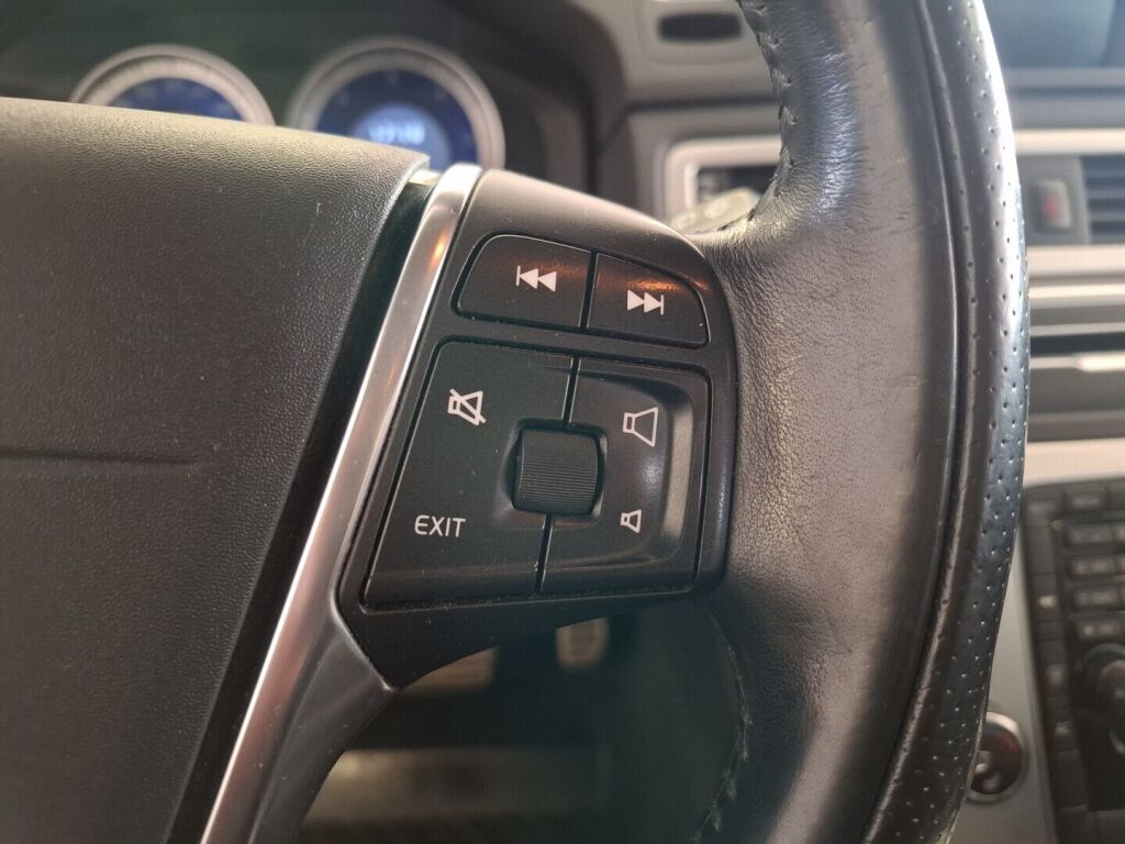Volvo V70 2012 Harmaa
