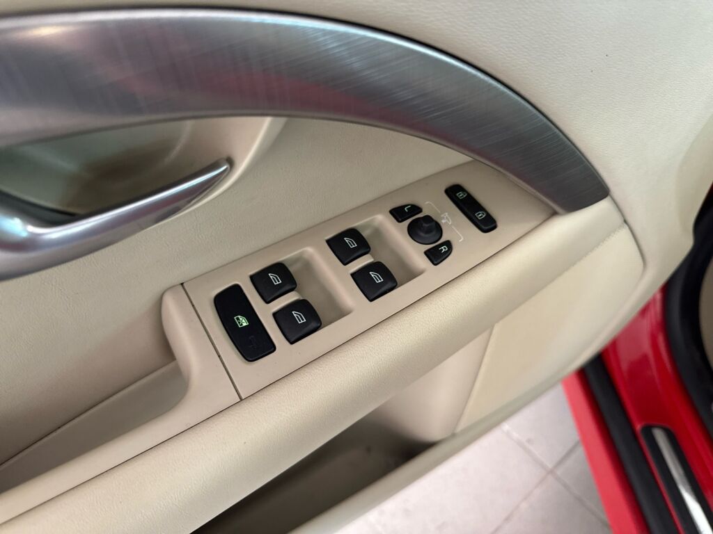 Volvo V70 2010 Punainen