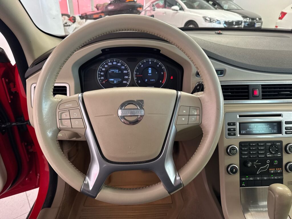 Volvo V70 2010 Punainen