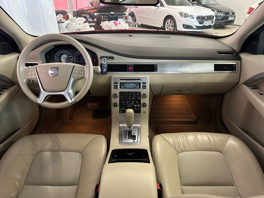 Volvo V70 2010 Punainen