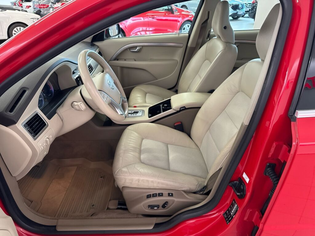 Volvo V70 2010 Punainen