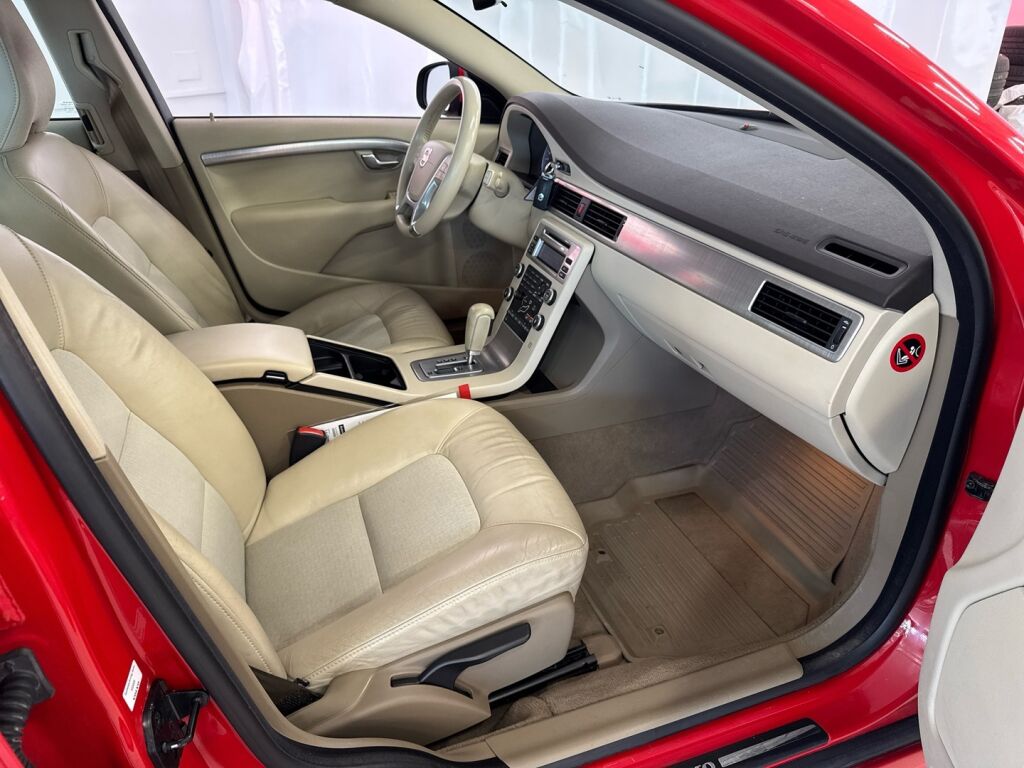 Volvo V70 2010 Punainen