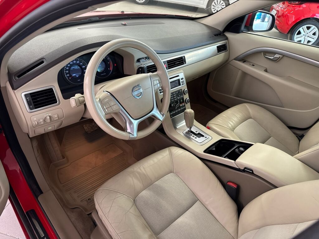 Volvo V70 2010 Punainen