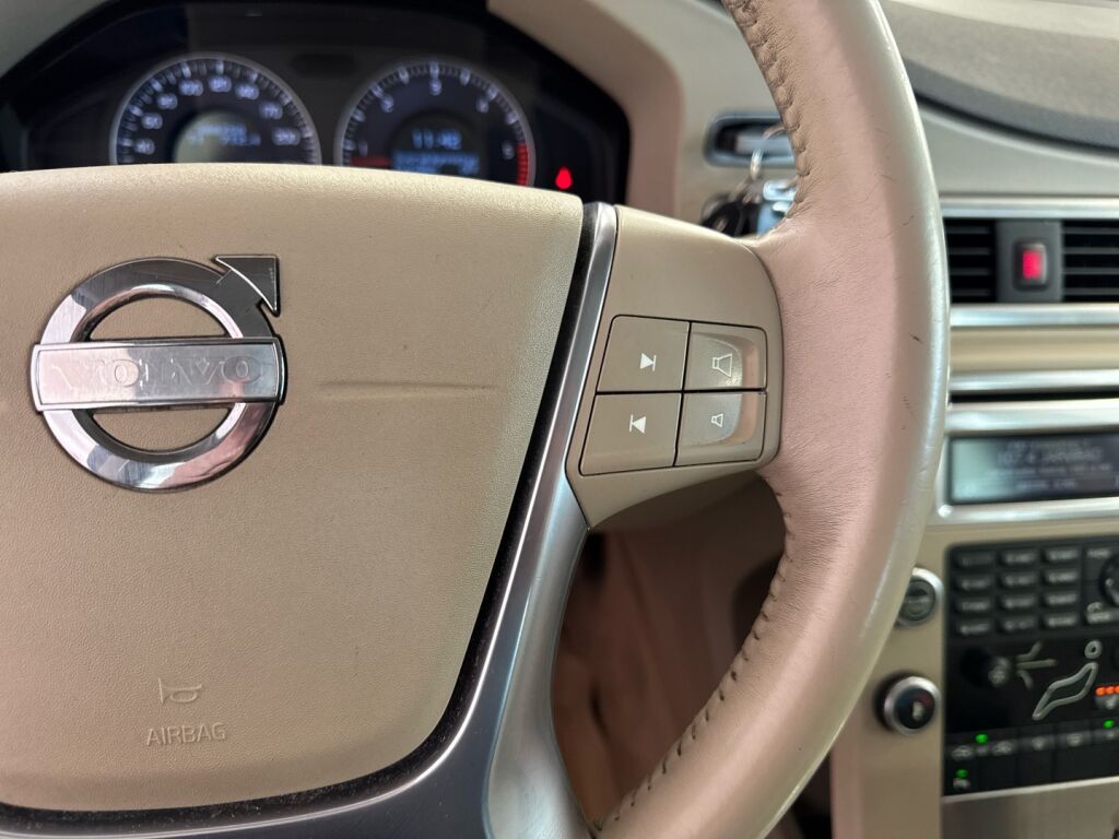 Volvo V70 2010 Punainen