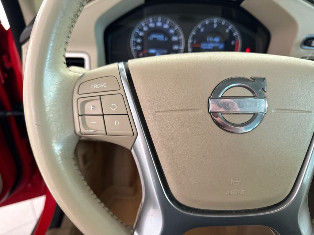 Volvo V70 2010 Punainen
