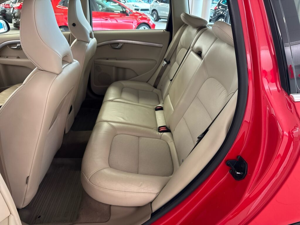 Volvo V70 2010 Punainen