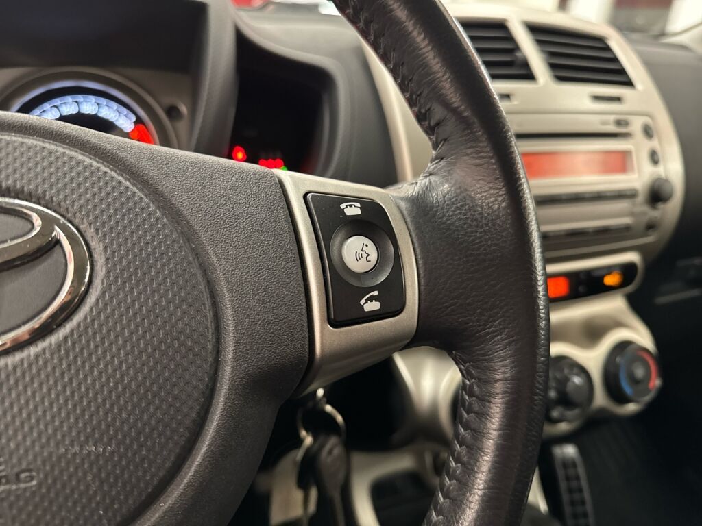 Toyota Urban Cruiser 2011 Violetti