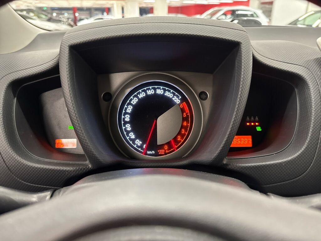 Toyota Urban Cruiser 2011 Violetti