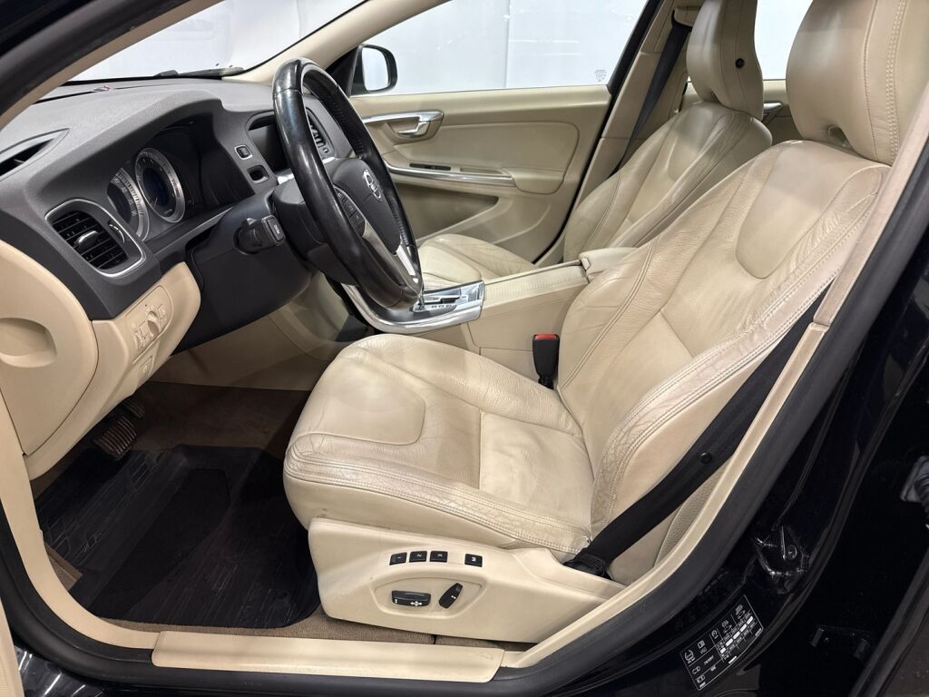 Volvo V60 2011 Musta