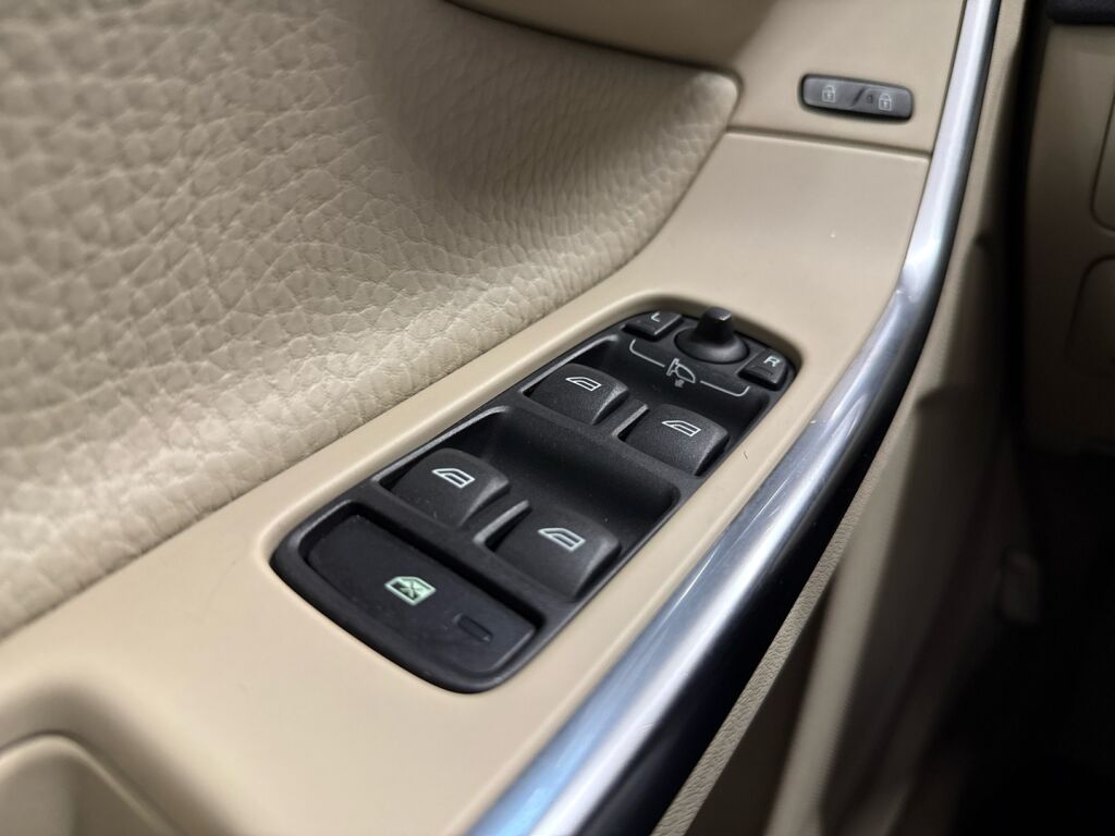 Volvo V60 2011 Musta