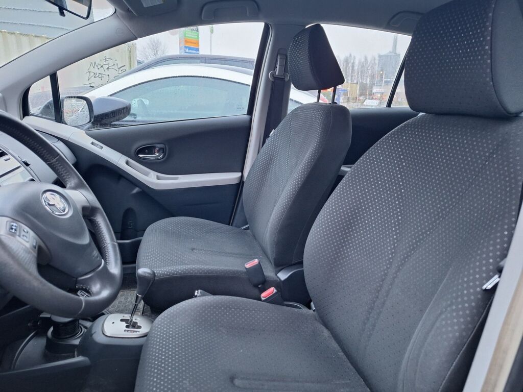 Toyota Yaris 2011 Musta