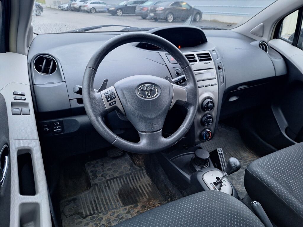 Toyota Yaris 2011 Musta