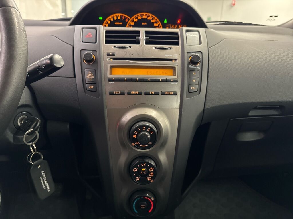 Toyota Yaris 2011 Musta