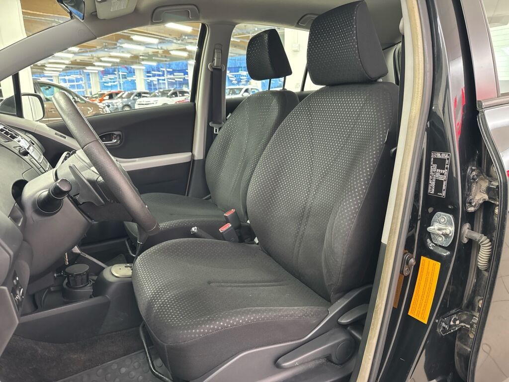 Toyota Yaris 2011 Musta