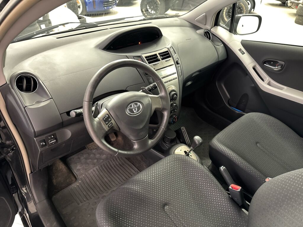 Toyota Yaris 2011 Musta