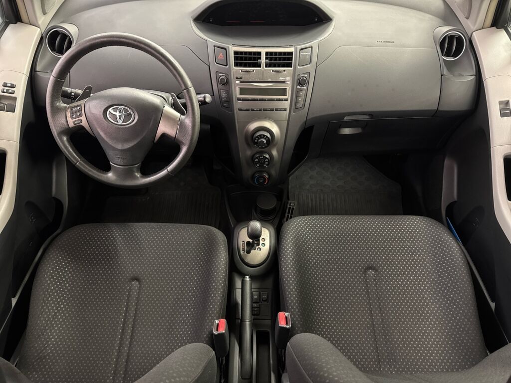 Toyota Yaris 2011 Musta