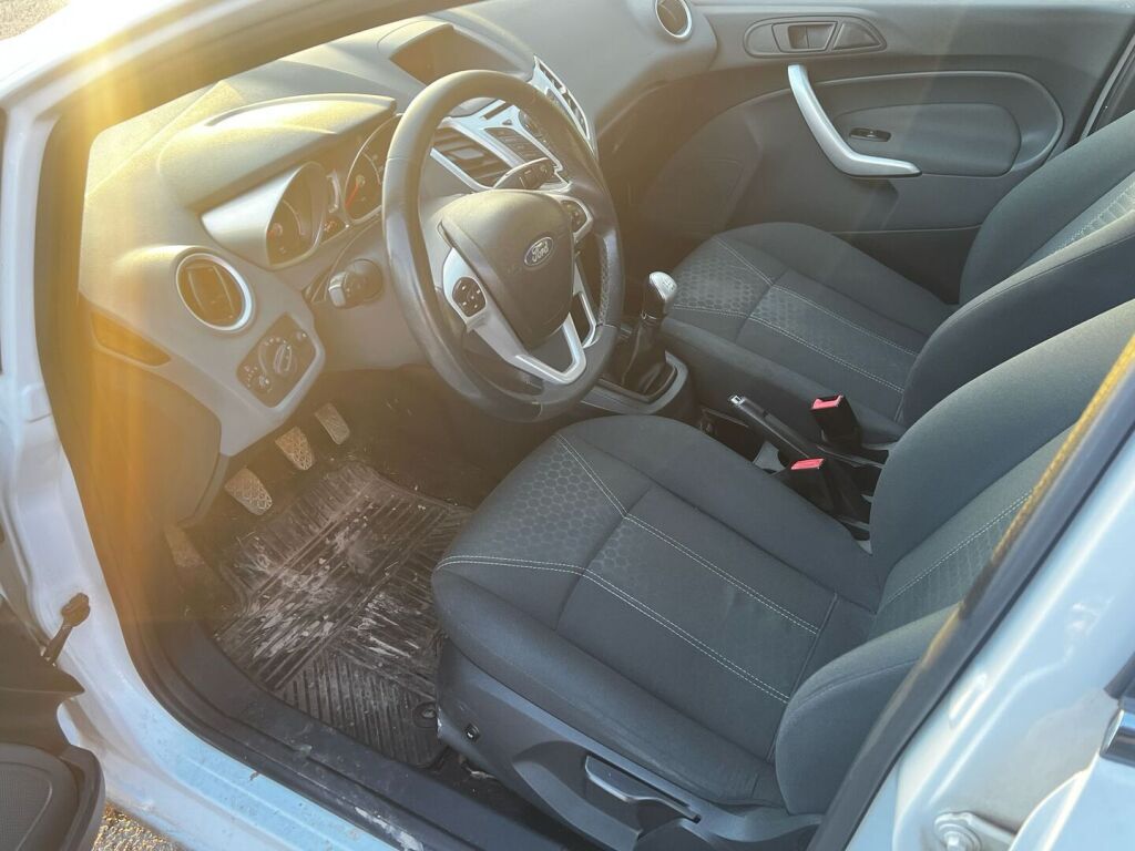 Ford Fiesta 2011 Valkoinen