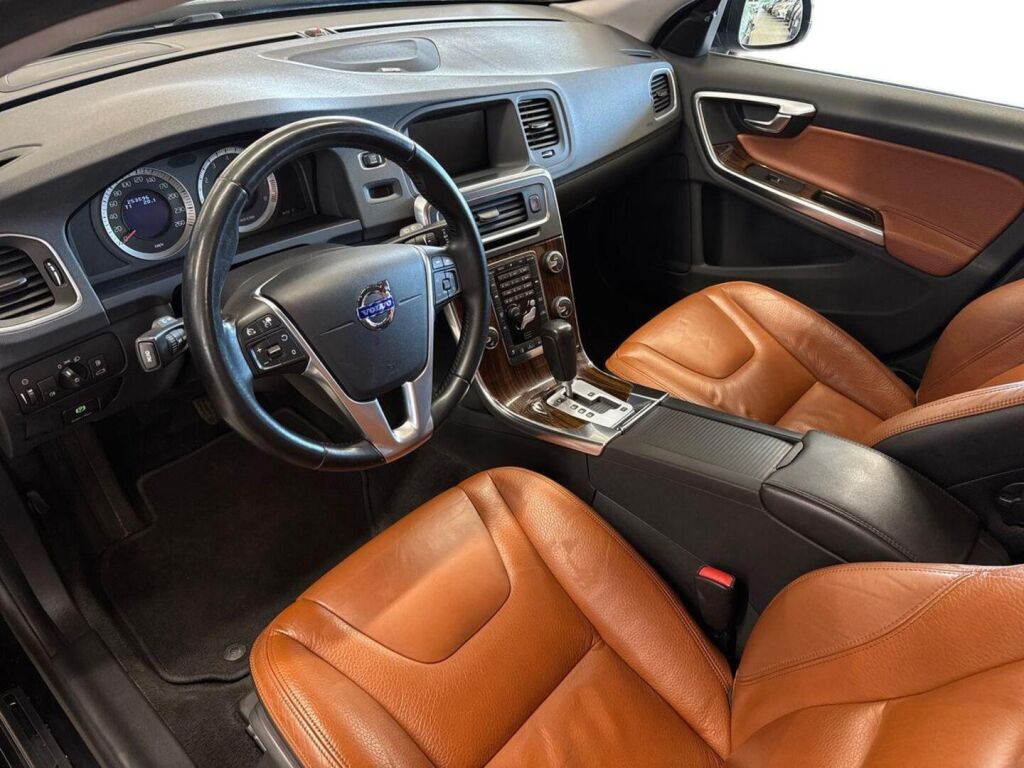 Volvo V60 2011 Musta
