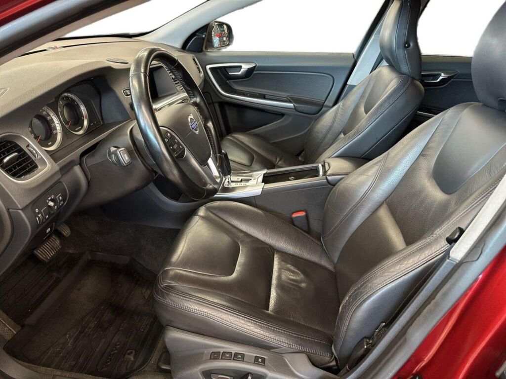 Volvo V60 2010 Punainen