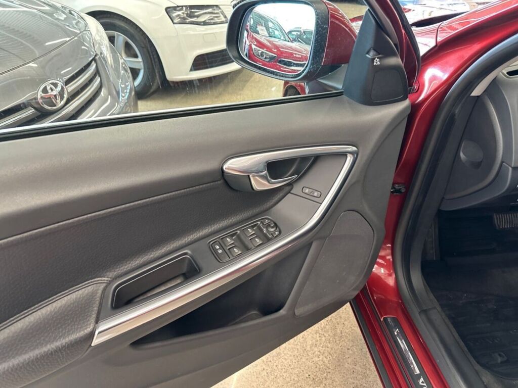 Volvo V60 2010 Punainen
