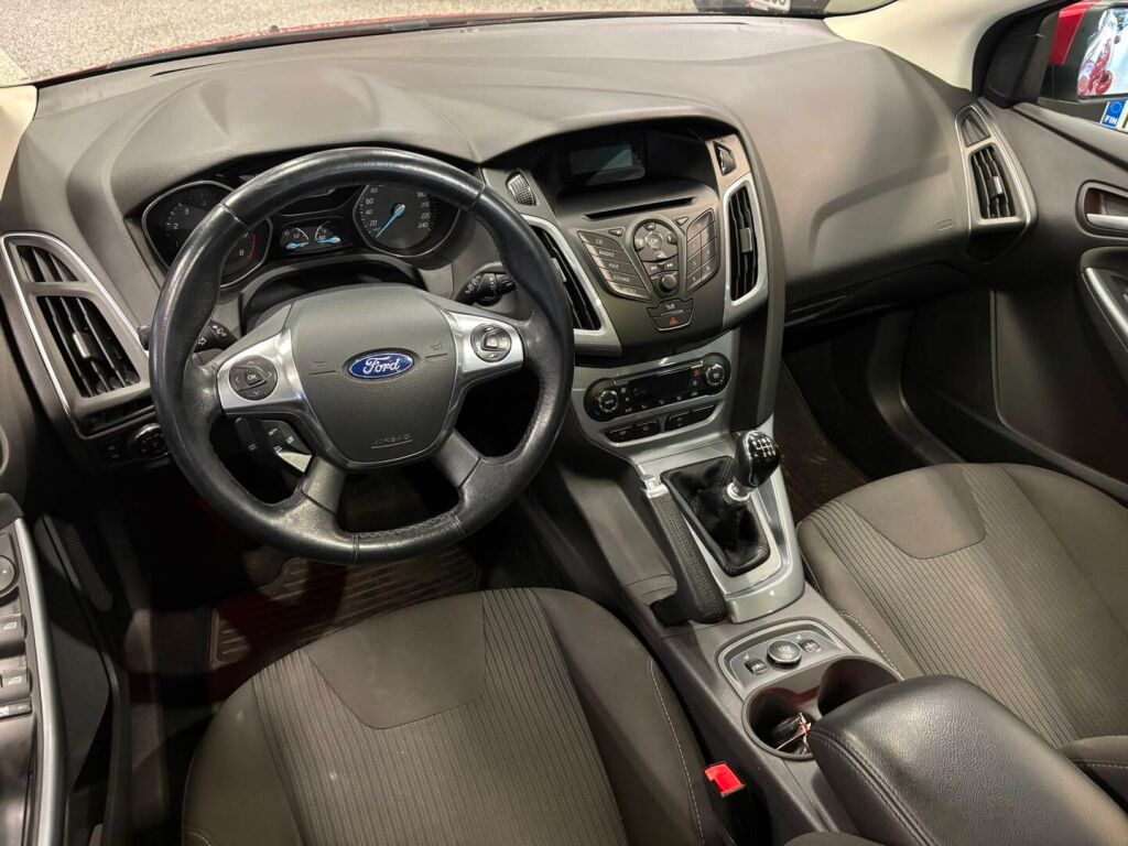 Ford Focus 2013 Punainen