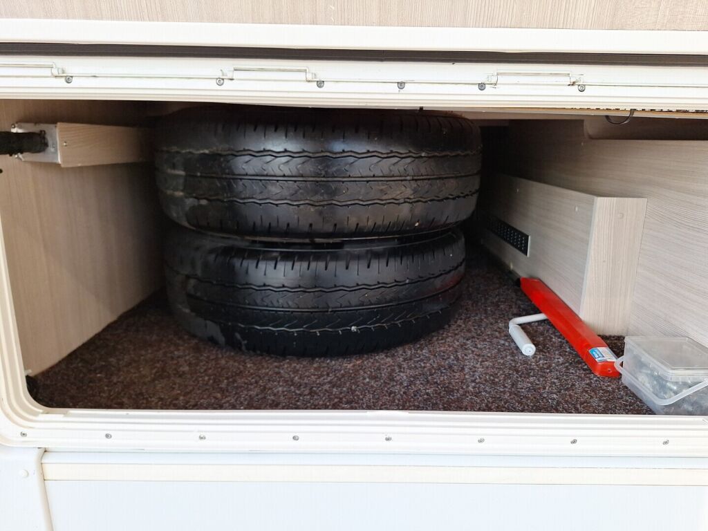 Dethleffs GLOBE S 2013 Valkoinen