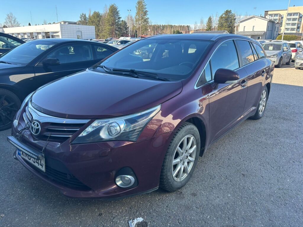 Toyota Avensis 2013 Punainen
