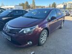 Toyota Avensis 2013 Punainen